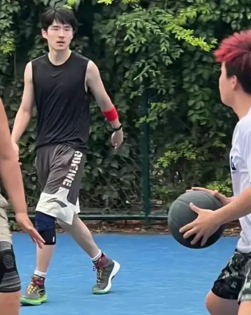 刘昊然打球再次被偶遇胡子拉碴秒变大叔被嘲没有以前帅气