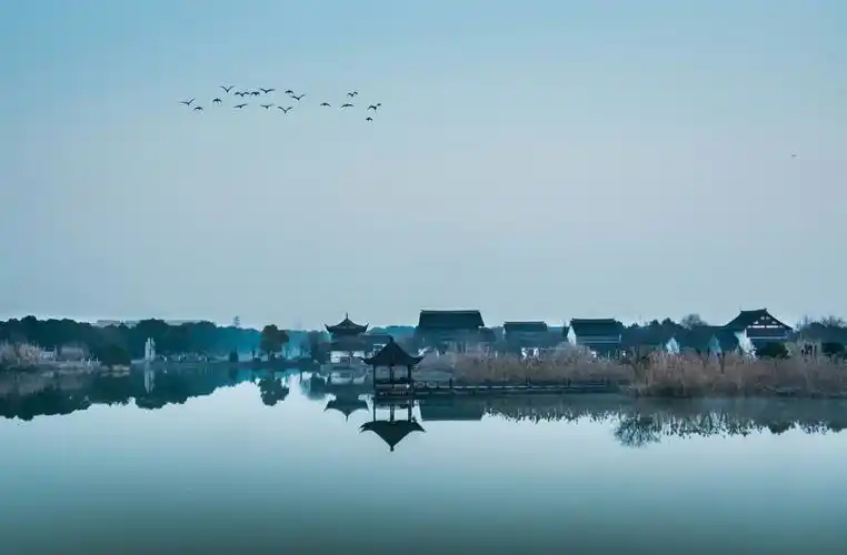 水秀山清眉远长,归来闲倚小阁窗.春风不解江南雨,笑看雨巷寻客尝.
