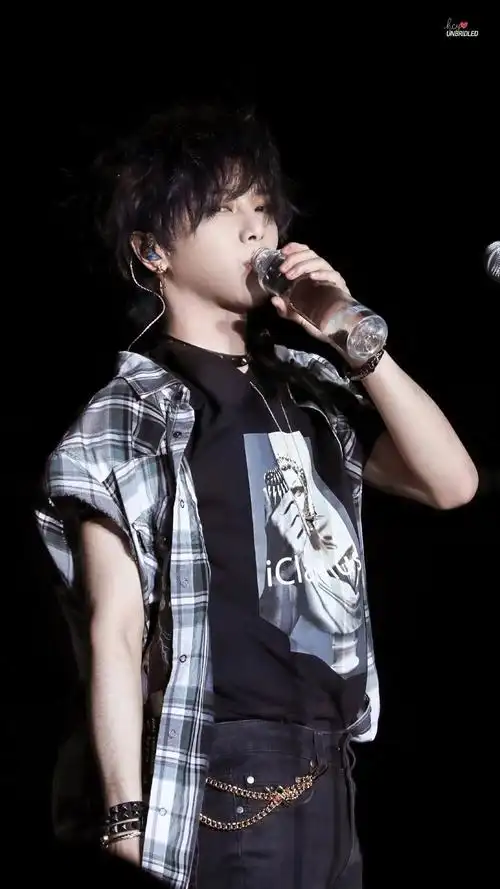 华晨宇上海音乐节壁纸送上感受一波飒飒的帅气颜值