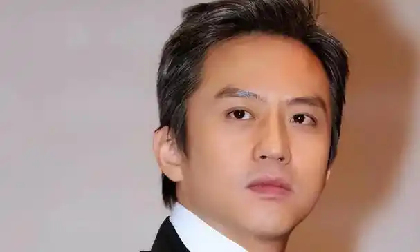 45岁邓超和李乃文上海拍戏风吹现秃顶明星也逃不开秃顶烦恼啊