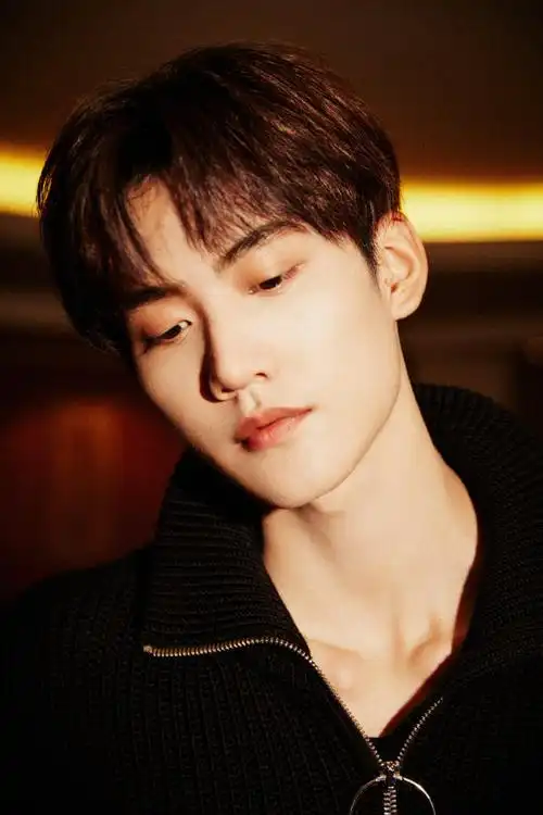 周柯宇侧颜线条好绝