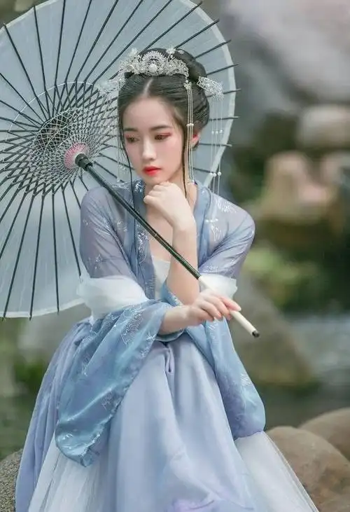 水瓶座水瓶座水瓶座女子的专属古装仿佛南方城市飘散的绵绵细雨,安静