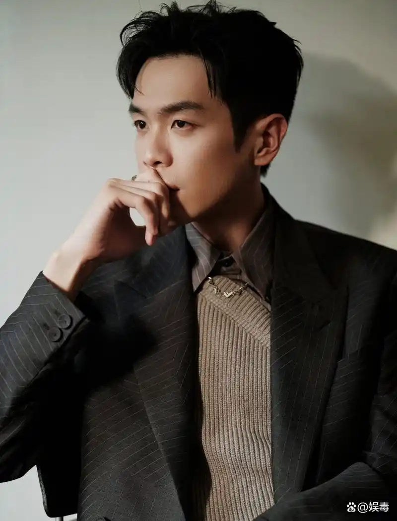 男明星与西装适配度:谢霆锋帅气,张若昀成熟稳重,吴磊霸气侧漏