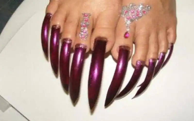 世界上最长的脚趾甲,30年不剪12厘米长,鞋子都穿不上