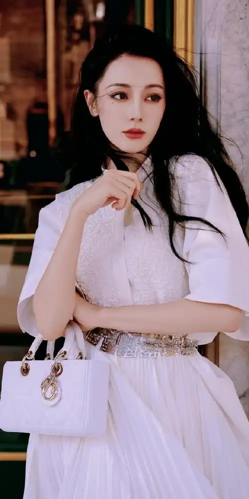 迪丽热巴白玫瑰美女##迪丽热巴捧花浅笑