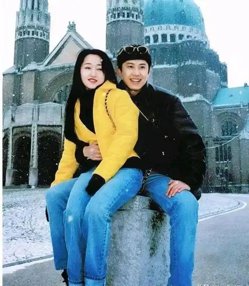 53杨钰莹现身南昌被偶遇,穿搭惹争议,女神生图脸部崎岖认不出