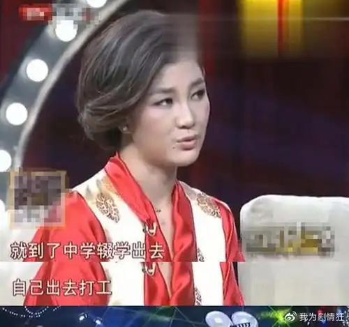 降央卓玛穿袍子很朴素身后豪宅抢眼怀三胎时挺9月孕肚唱高音