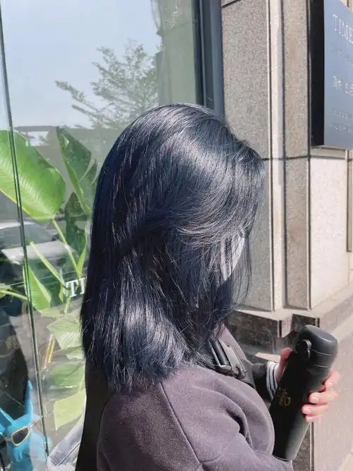 蓝黑色发色