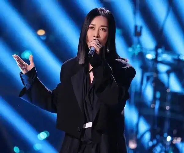 那英被过度高估?《歌手》直播三期还在走音,网友吐槽水平太差