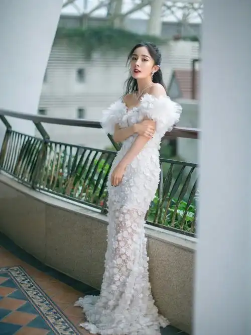 杨幂白色婚纱泡泡袖花瓣礼服