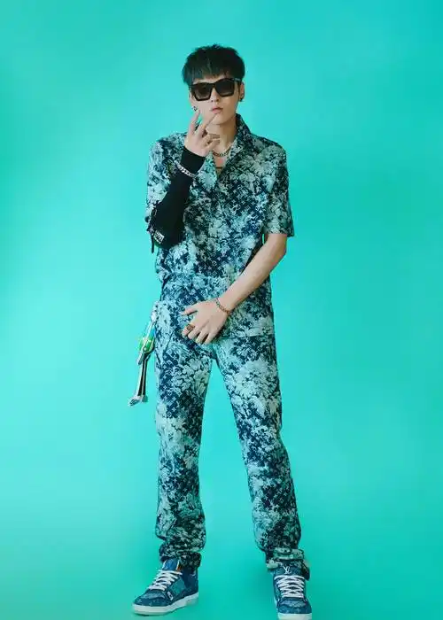 吴亦凡出席lv春夏21男装秀 彰显潮酷个性_玩偶