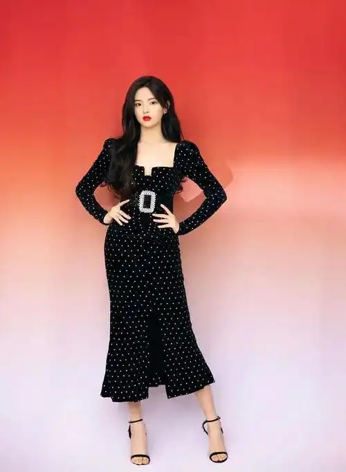 杨超越一改往日村姑形象新造型引起不少网友们的关注和喜爱