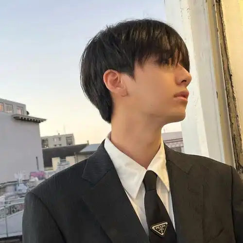 男生发型长刘海六四分