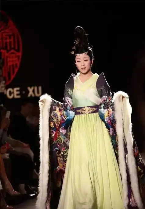 2006年,李玉刚登上《星光大道》,一曲《贵妃醉酒》惊艳四座