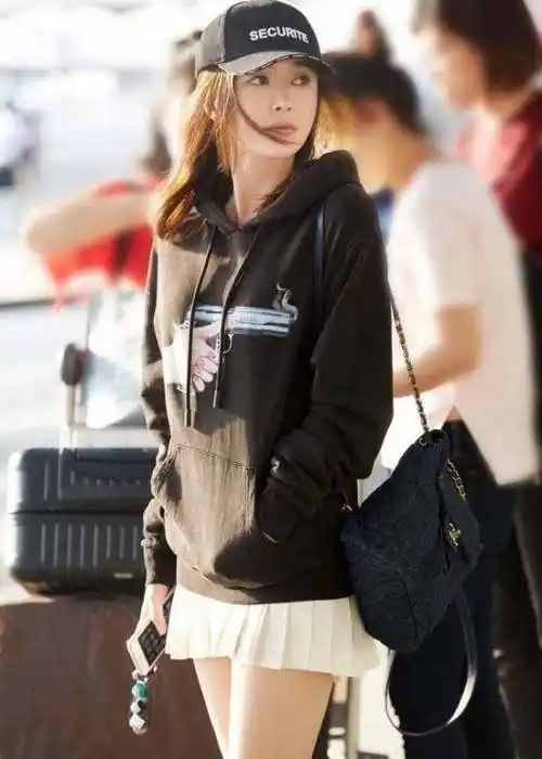 宋茜黑裙亮相不慎尴尬崴脚 - 大山娱乐八卦