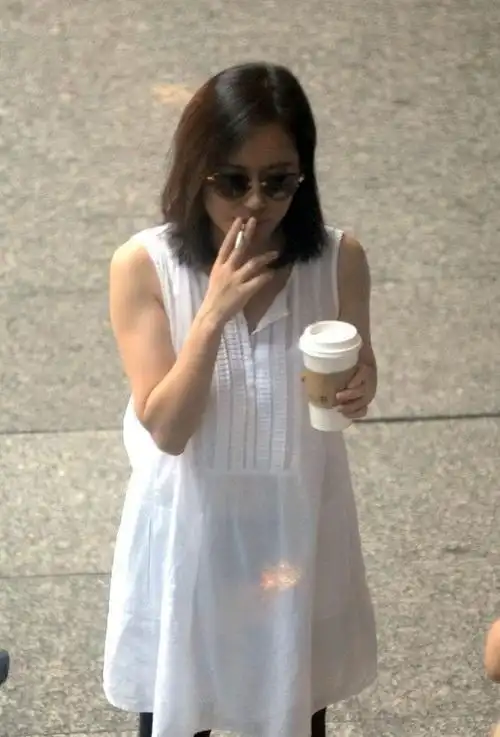 baby抽烟引争议细数娱乐圈女烟枪有人因此流产难育