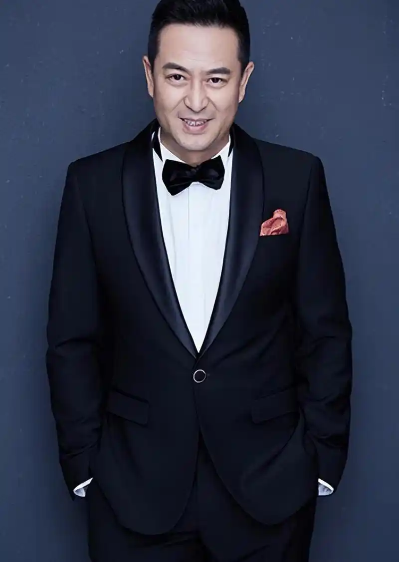 张嘉译:背部弯曲,骨骼坚定 张嘉译是一位值得我们尊敬和敬佩的演员,他