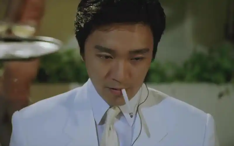 周星驰在电影中边吸烟边唱张学友的《李香兰》,这个版本给我一种洒脱