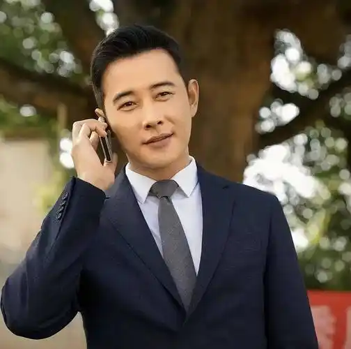 演员罗晋:和妻子在拍戏中相遇,39岁才当爸爸,结婚四年宠妻如宝_父母