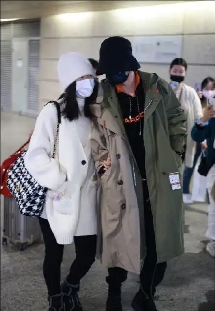 张杰谢娜夫妇现身机场手挽手亲密热聊爱情的正确打开方式