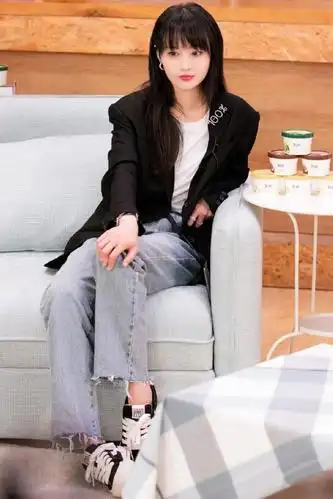 谁说娇小女生只能甜美看郑爽私服穿搭展现多重人格魅力