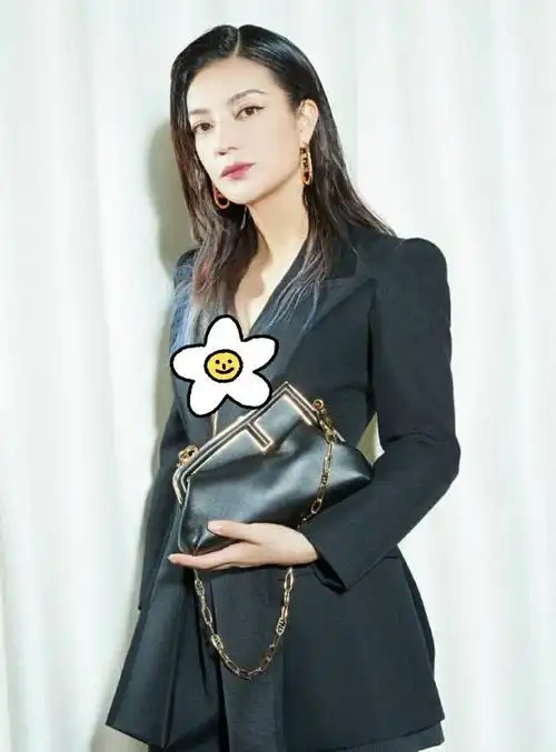 看向镜头时,赵薇的大眼睛炯炯有神,眼里有戏,她五官精致,下颌线明显