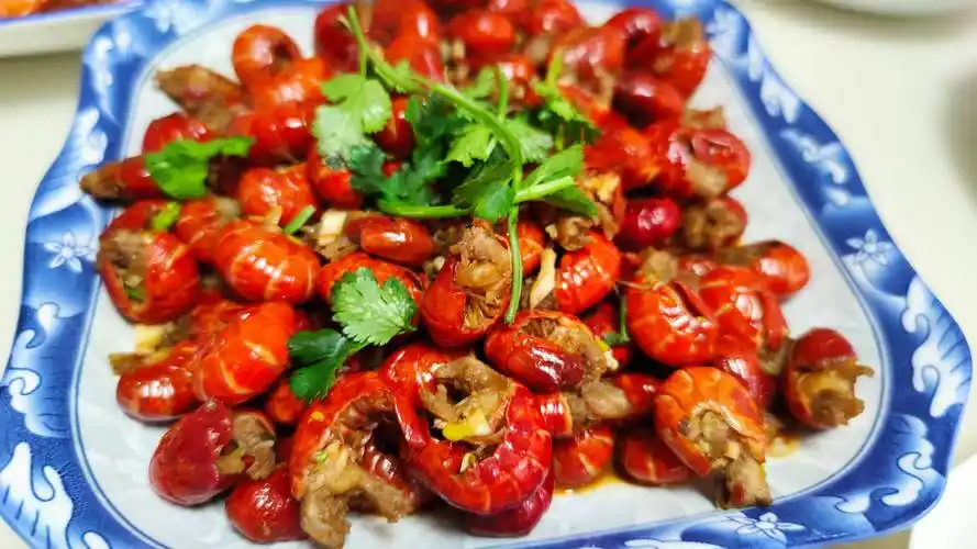 香辣炝锅炒虾尾_底料_蒜末_放油