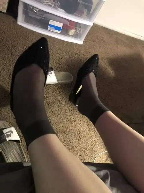 我在酒店当收垃圾的清洁工 请问酒店为什么发这种拖鞋和袜子给我们穿