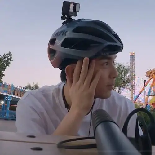 吴磊在街边理发店刮胡子