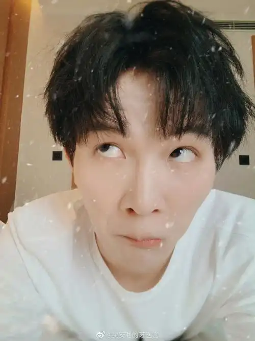 周深老师上线发布近期创作的自拍照,在他的自拍照中我们能感受到周深