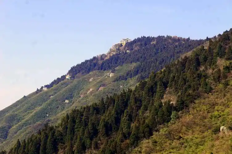 远眺祝融峰(衡山脉72峰之最高峰).