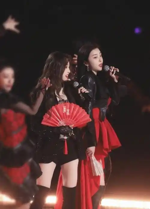 养眼美图!虞书欣赵小棠同框太逗了,表情管理相当牛,肯定是真唱