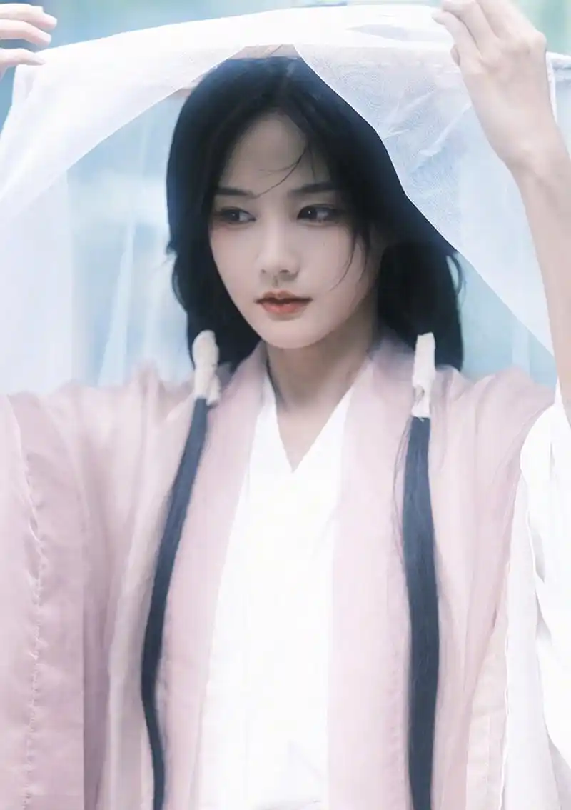 李一桐的最新汉服照,还是很有感觉到,她给这组照片取名"浮生若梦",你