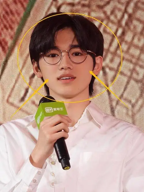 宋亚轩的"眼镜杀",糟糕打光下的生图颜值,养成系有多少惊喜