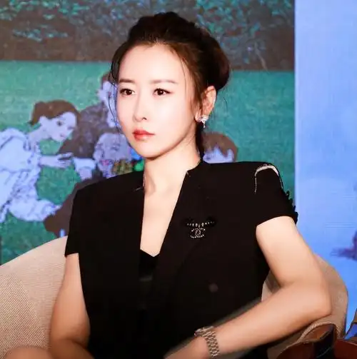 时出演首部电视剧《寒秋》进入到影视圈发展,并没有掀起多大的浪花