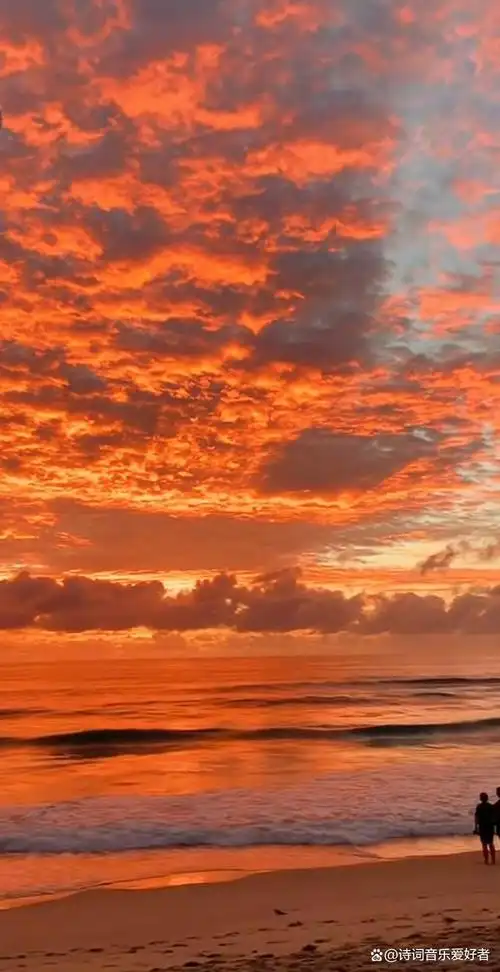 在这个黄昏时分,天空被晚霞染上了灿烂的色彩.