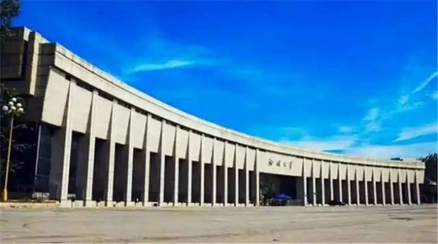 聊城大学的校门由56根石柱,27个门洞建造而成,长140多米,高10米,宽8米