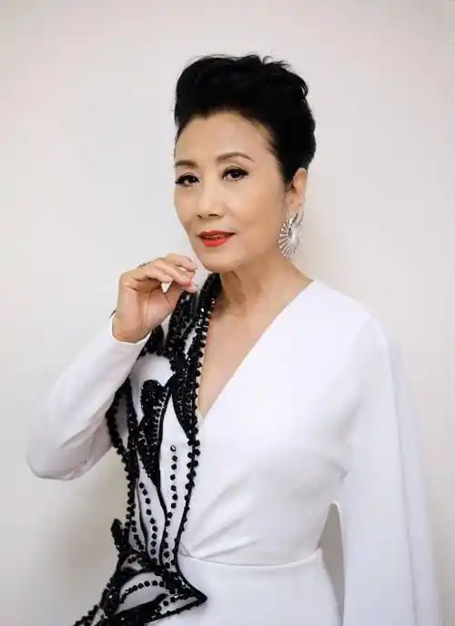 汪明荃获tvb50年金禧大奖,两度罹患病症仍积极工作,正能量典范_阿姐