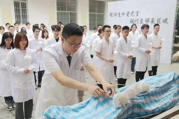 传承生命礼赞,广东医科大学学子清明节致敬"大体老师"_活动_解剖_遗体