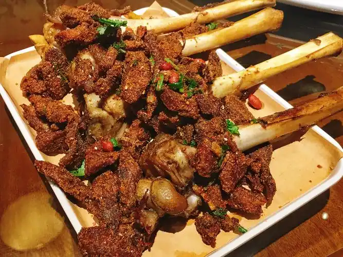 烤羊棒这是引得某人欢呼雀跃的一道硬菜,香飘四溢口水肆意;此处应上传