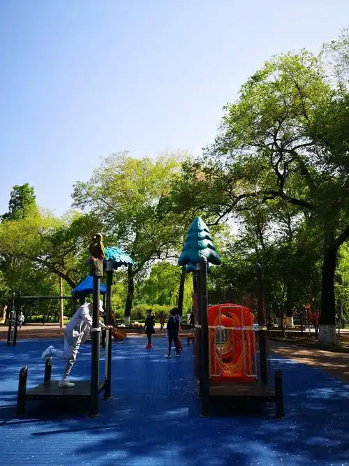 儿童公园花开树绿,赏景抒怀休闲娱乐