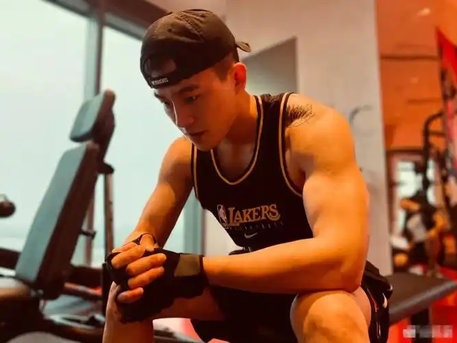 从歌手到演员从左耳到八佰总票房突破100亿欧豪凭什么