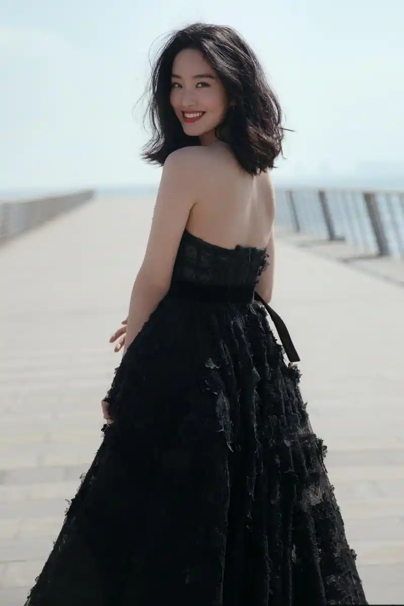 杨采钰文艺又妩媚蕾丝抹胸裙秀美人鱼身材回眸梨涡浅笑好迷人