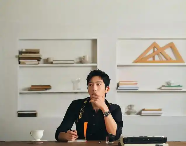 刘雯井柏然十指紧扣买咖啡遇怼脸拍刘雯害羞低头偷笑表情亮了