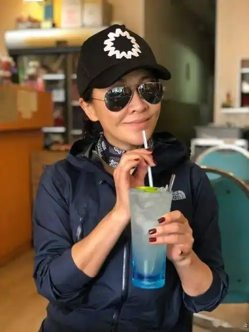 刘嘉玲晒素颜照,56岁皮肤紧致不糙,脸如此精致一看就是富贵相!