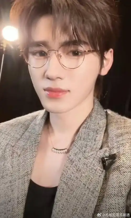 宋亚轩变身金丝男##宋亚轩金丝眼镜歪头杀