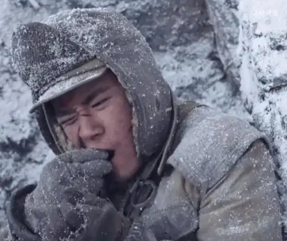 都是演志愿军吃土豆,易烊千玺与张子枫的镜头放一起,高下立断