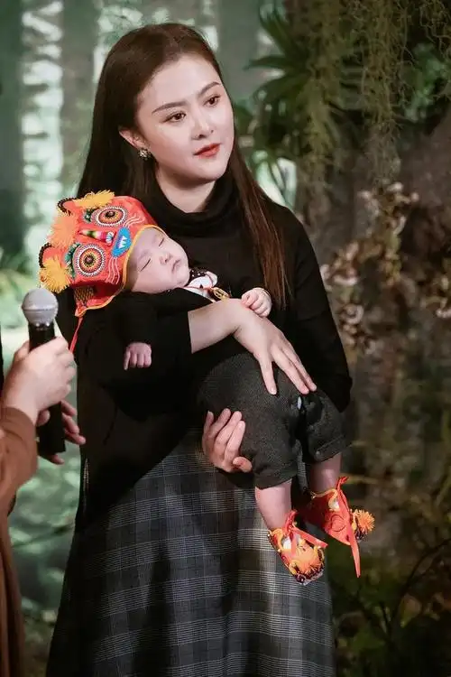 沈腾老婆王琦发十年对比照,却偏偏不发现在的照片,什么原因呢?