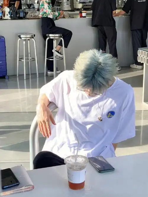 大连染发  #大连漂发你把头发染成冰蓝色是一种什么体验75褪色