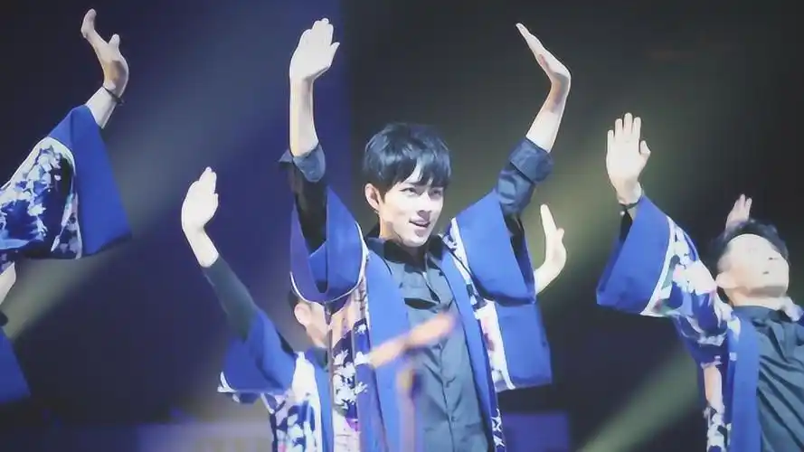 肖战跳舞有多绝舞台上与女舞者贴身近舞歪头一笑害羞了